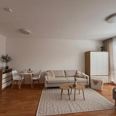 Apartman 17b *